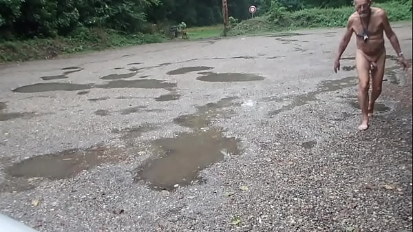 Download Video - exhib sous la pluie sur coins de drague