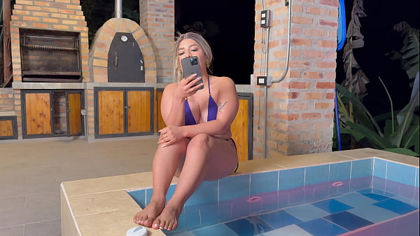 Upskirt pee in a outdoor public place