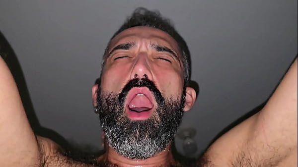 Pintor do apartamento terminou o trabalho e fez...