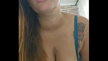 Fiquei meladinha socando o pau de borracha na xota