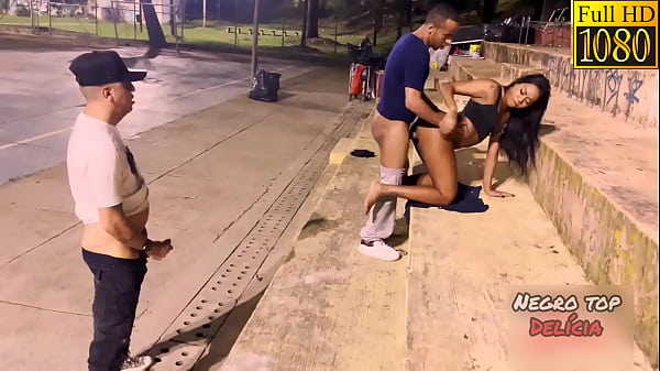 M&eacute;nage em pra&ccedil;a p&uacute;blica com dezenas de pessoas ...