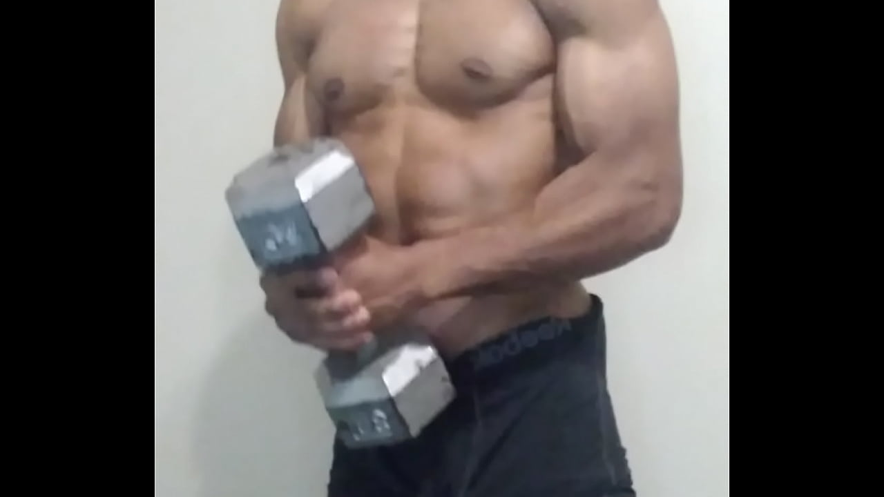 Entrenamiento en el trabajo mientras espera vaciar un enorme camión engrasado y sudoroso
                   black amateur naked bedroom workout break shirtless bbc soloboy muchos negros