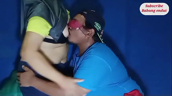 The horny milf next door asked to be fucked. I initially used a condom. Finally, I took it off and cum inside her pussy.Jago jilmek