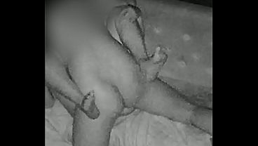 義理の兄と義理の母がソファでセックスしているところを目撃した。彼は義理の母を犬のように犯していた。