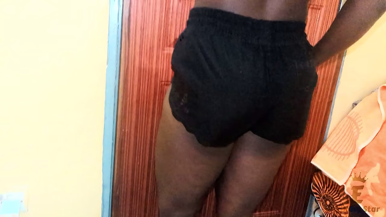 Une jeune femme africaine invite un Sugar Daddy dans sa chambre