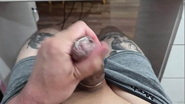 ENCHENDO A CAMISINHA DE SEMEN - TOMARIA ESSE LE...