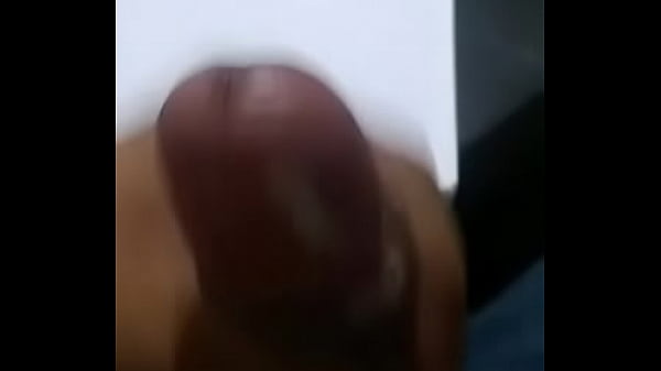 Negro caliense se masturba biendo porno gay 7w7