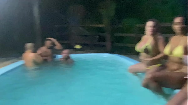 fizemos uma festinha na piscina e os garotos comeram todas nos