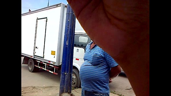 Cholo con bulto grande