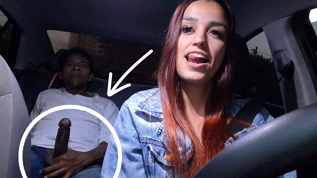 Safada motorista de aplicativo flagra passageiro dotado se masturbando por tr&aacute_s!