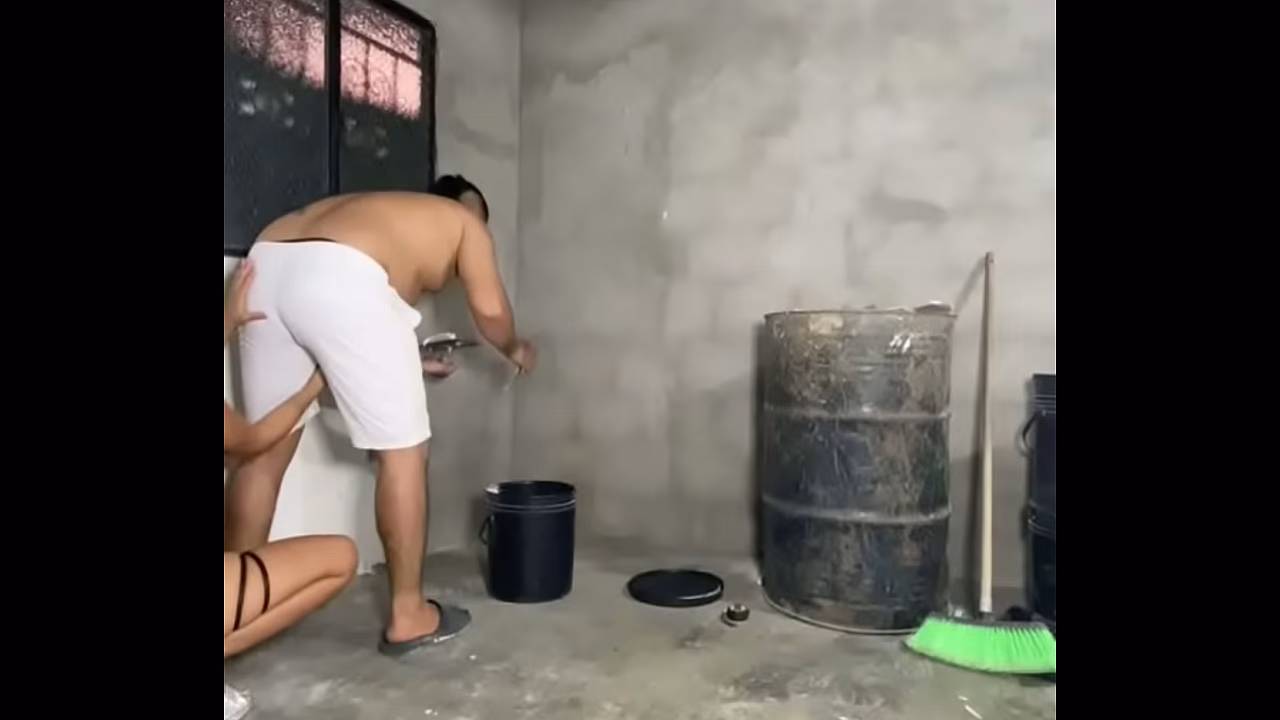 ESTA ZORRA NO ME DEJA ESTUCAR LA PARED TERMINA CHUPANDOME EL CULO Y CON GANAS DE QUE FOLLE SUS NALGAS QUE ZORRA