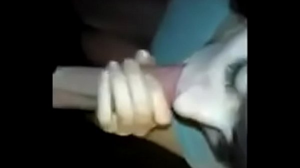 Download Video - Novinha Chupando e tomando Iorgute de Porra