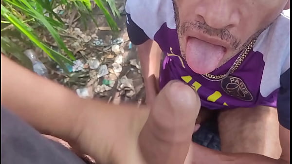 Morador de rua h&eacute;tero  deu o cuzinho por dinheiro