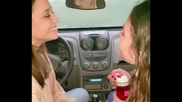 tomando xixi com minha amiga belle amore na rua e no carro!!! bebemos muito xixi!!!