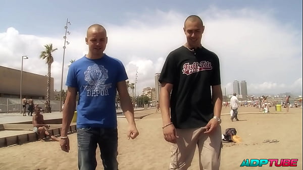 Download Video - ADPTUBE - Dos pollas enormes para la mulata