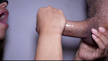 Mulher submissa faz um boquete molhado com uma grande ejaculação em sua garganta profunda.