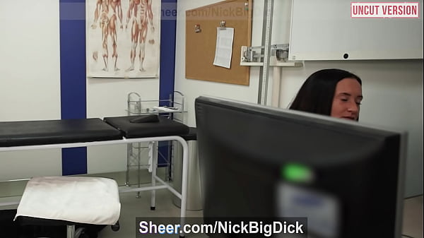 Massageando o safado do Jonh com meus peitos depois de fumar um cigarro