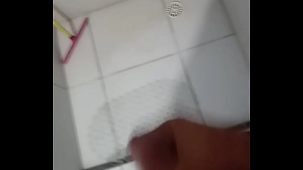 Jeune Homme Marié Frappant Un