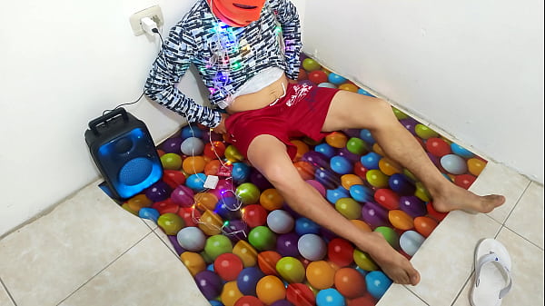 BRINGING THE CHRISTMAS HOLIDAYS FORWARD IN VENEZUELA!! I VISITED MY STEPSON, I TOLD HIM THAT MY VAGINA ITCHY AND THAT I NEEDED SOMEONE TO CARESS MY CLITORIS TO CALM MY ITCHING. REAL HOMEMADE PORN. THE OLD WOMAN MOANS DELICIOUSLY