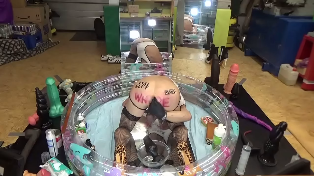 Extremeslut66 spielt ausgiebig mit ihrem Arsch