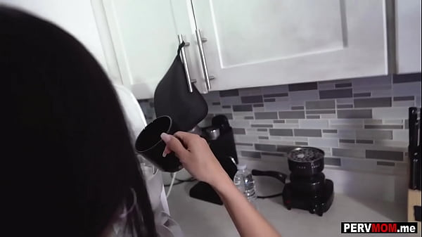 Download Video - Stepmom Tia Cyrus did not even know how to make coffee