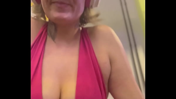 Wow, my training at the gym left me very sweaty and even my pussy leaked, I was embarrassed because I was so horny!