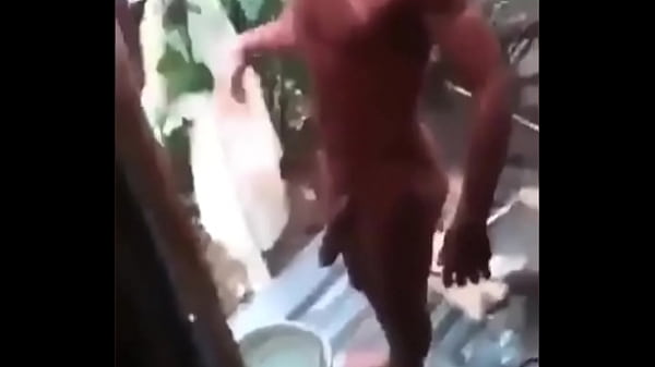 Pedreiro pirocudo tomando banho se exibindo pra...