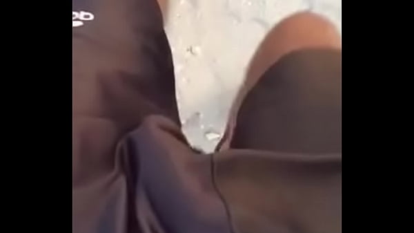 En shorts, caminando por la calle