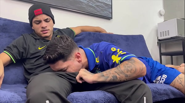 ASSISTINDO JOGO DO BRASIL ACABOU EM PUTARIA