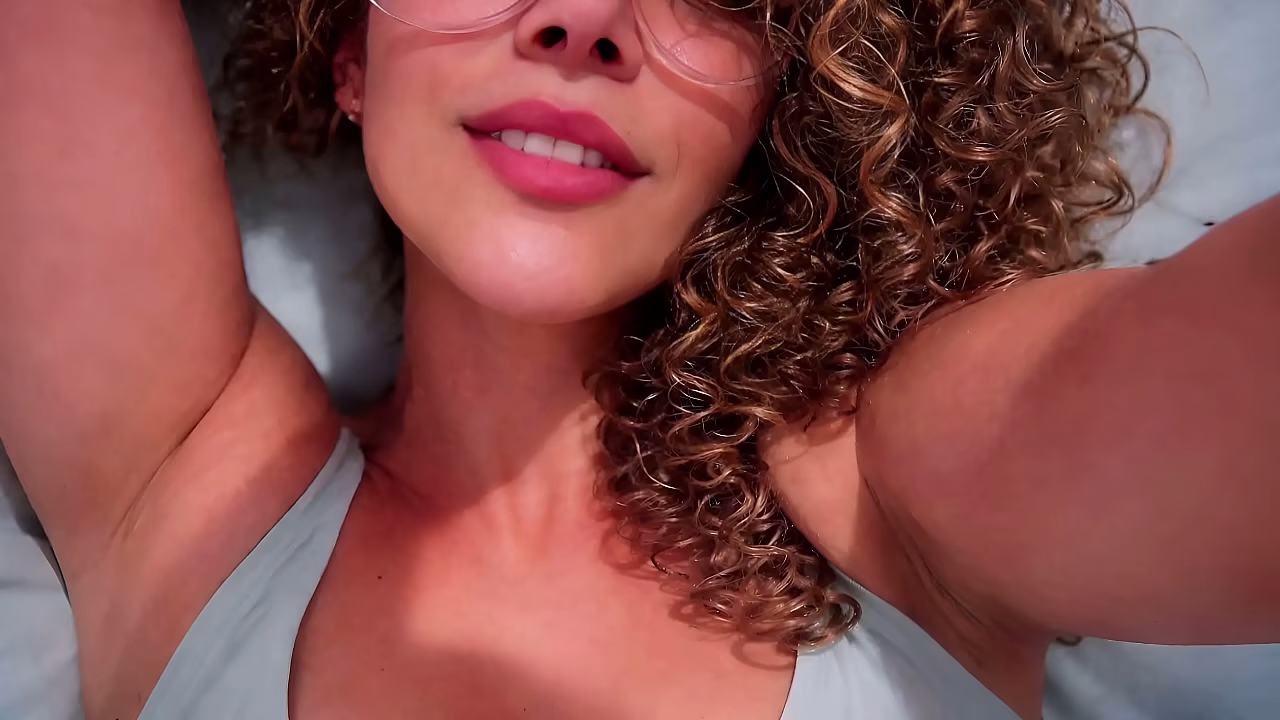 Morena Safada brasileira faz v&iacute_deo amador. Com seus grandes Peitos naturais adora ser vaqueira . Fodendo muito sem camisinha - POV