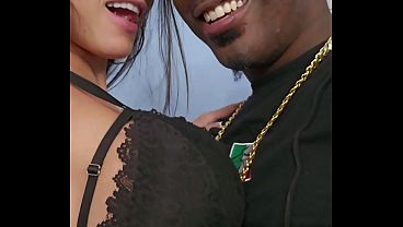 巨乳の既婚秘書がBBC Jef&atilde;oの巨大なペニスに射精 - いたずら好きな既婚女性が有名な黒人男性に電話をかけ、彼とセックスし、彼のペニスを飲み込むことができず、彼の大きなペニスに射精します。
