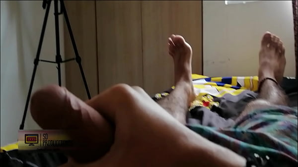 Hermanastra cachonda me encuentra masturb&aacute;ndome...