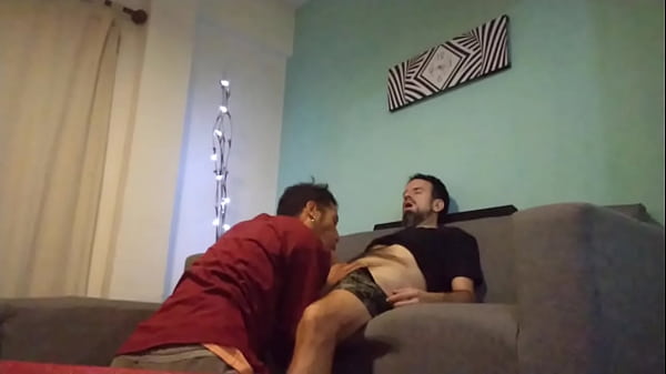 Chupando deliciosamente una verga en el sof&aacute;.