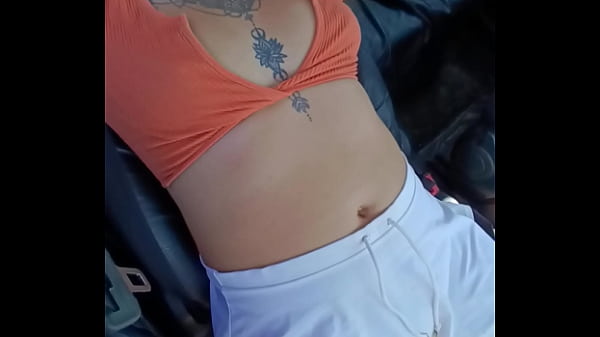 En su nuevo apartamento, el novio de mi amiga manosea mi cuca