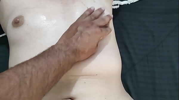 "&iexcl;Se me resbalaron las bragas!" &ndash; Mi traviesa hermanastra recibe un masaje de cuerpo completo