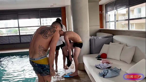 Brun&atilde;o e Euerickdiaz rasgando o cuzinho do Muri...