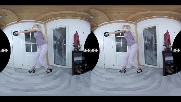 VIRTUALPEE - Blonde Chick Cums Loud