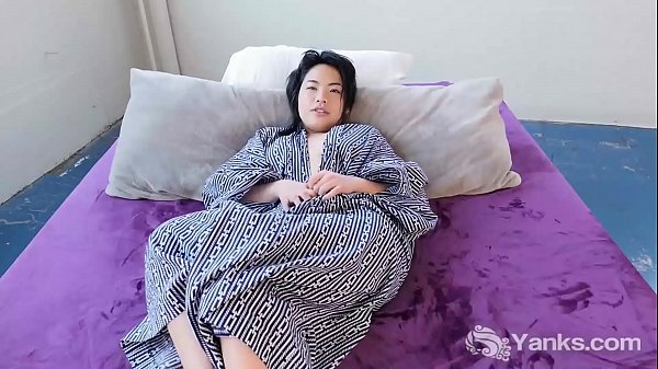 Yanks Cutey Asian Hope Gold Masturbating