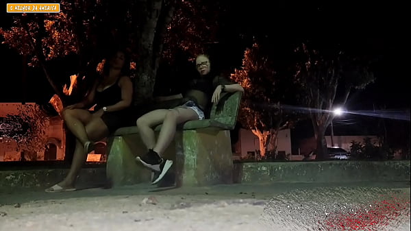 Download Video - UM CARA FUDIDO NAO PODE PAGA O MOTEL E QUIS SEXO COM DUAS GAROTAS EM PRA&Ccedil;A APOS UMA FESTA EM CIDADE DO ENTERIOR