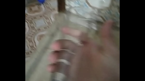 Gostoso bebendo água até se lambuzar,gostoso cheio de veias na mão