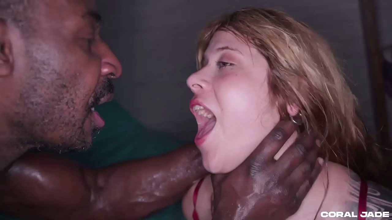 A la rubia sumisa le encanta el pene negro grande y el sexo anal.
                     muchos negros