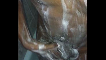 Me hago una rica paja en el baño lleno de jabón