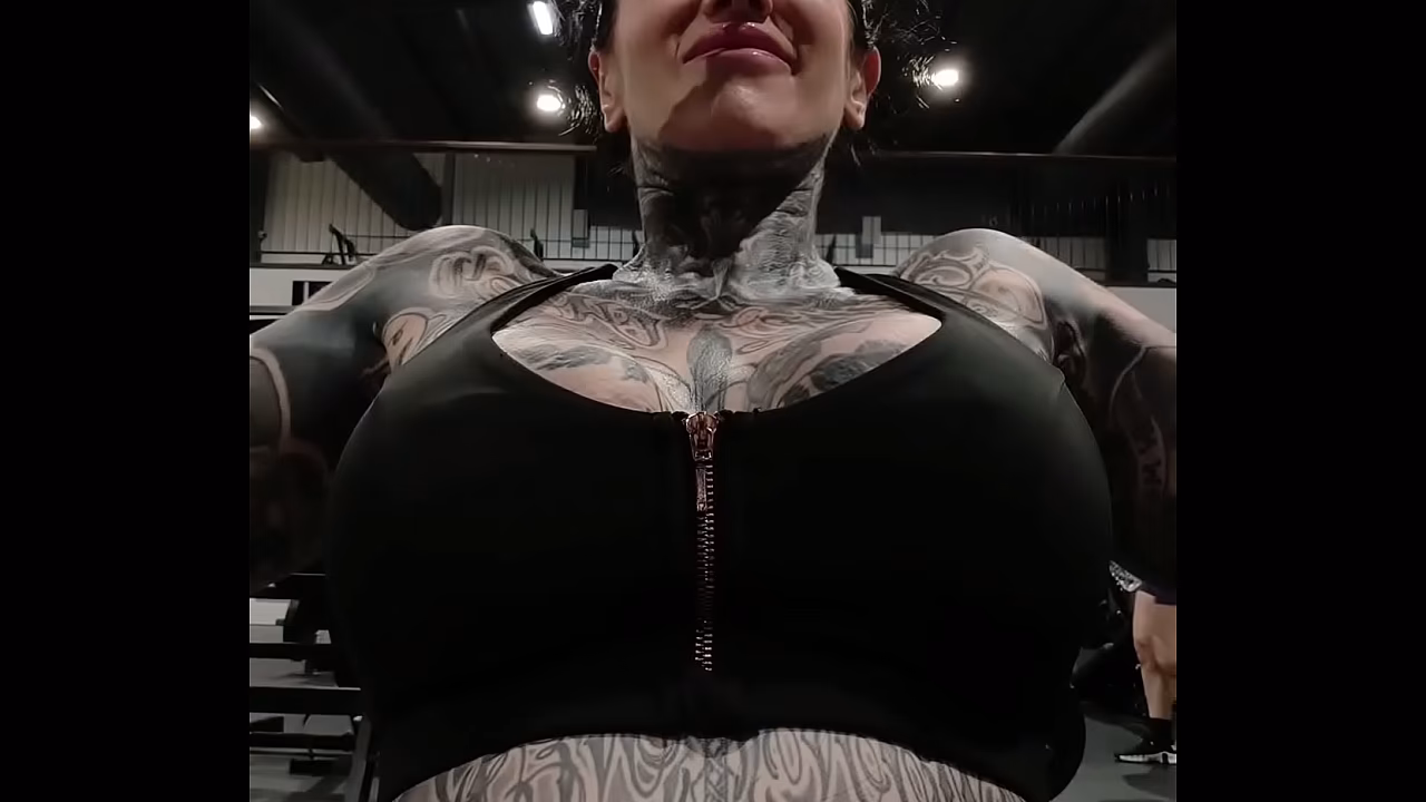 Melody Radford shows off hot body at the gym