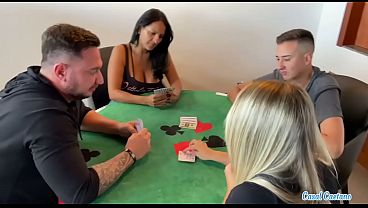 Download Video - A ideia era jogar carta mas acabamos fodendo e fazendo uma troca de casal