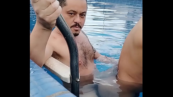 Download Video - Flagra&excl; Machos fodendo na piscina do hotel