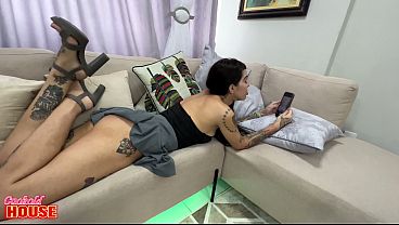 Essa morena gostosa deu o c&uacute; num m&eacute;nage intenso com 2 caras