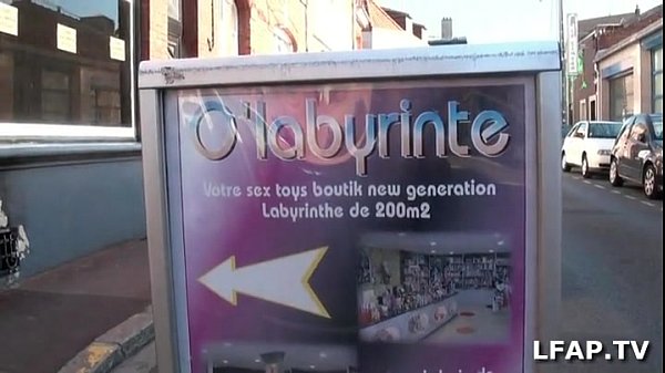 Download Video - Belle mature montre ses beaux gros seins dans un sexshop