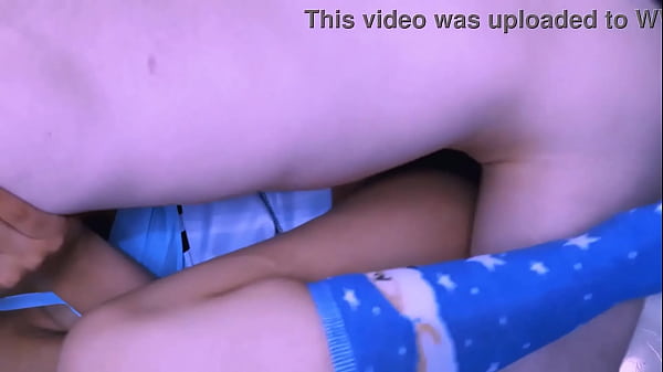 La madrastra sensual inició a su hijastrastro en los placeres de la carne en su apartamento durante una tarde de lluvia.