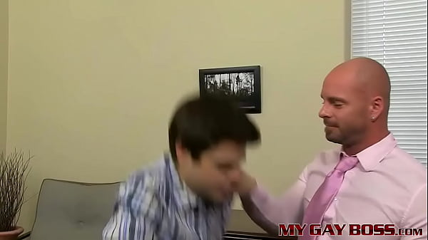 Download Video - Bald hunky boss Mitch Vaughn ass fucks young Dustin Fitch