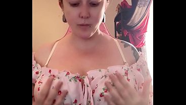 胸を脱がせて乳首をつまみ、JOIをするように命令する